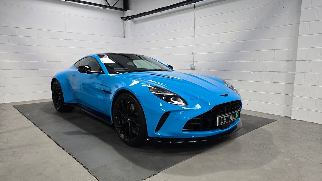 Blue sports car centred in detailR studio